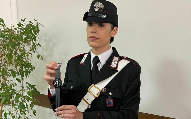 Violenza sulle donne, arriva lo smartwatch per chiedere aiuto ai Carabinieri: ecco l’orologio con il gps