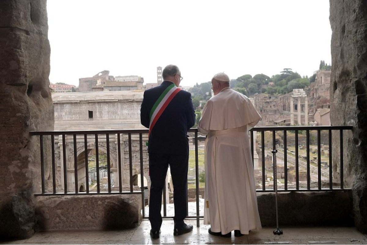 Papa Francesco dopo la visita in Campidoglio: 