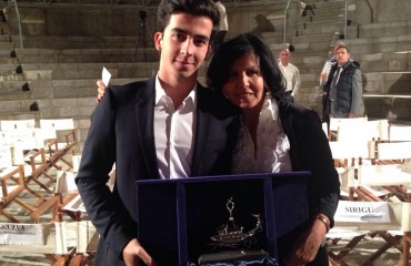 Angela Sirigu con il figlio e il Premio Navicella ricevuto nel 2015 
