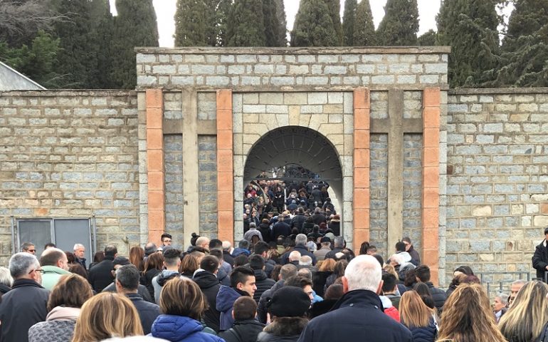 Lanusei piange il giovane Raffaele. Un lungo corteo ha accompagnato il ragazzo per l’ultimo saluto