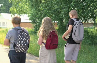 bambini fuori dalla scuola