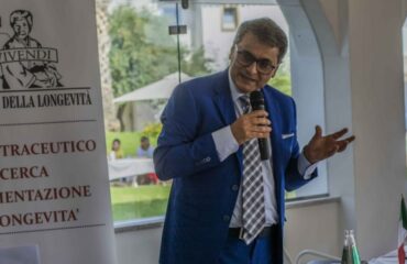 Il prof Roberto Pili durante un convegno sulla longevità