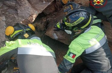 Cane in un anfratto: i Vigili del Fuoco provano a salvarlo