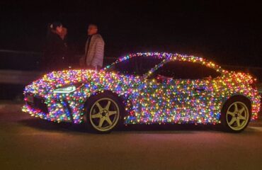 auto con luminarie natalizie a Cagliari