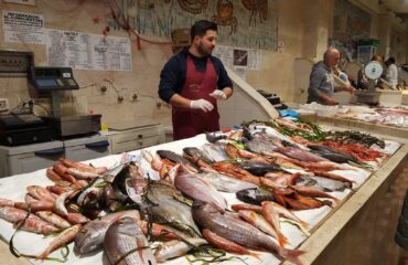 Reparto del pesce al mercato di San Benedetto