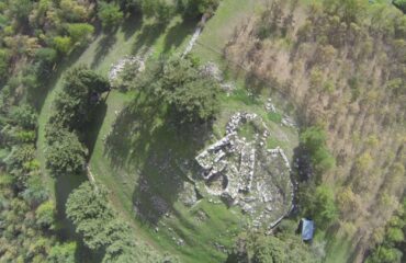 Veduta aerea di un nuraghe quasi completamente ricoperto di terra