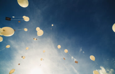 palloncini bianchi nel cielo, envato