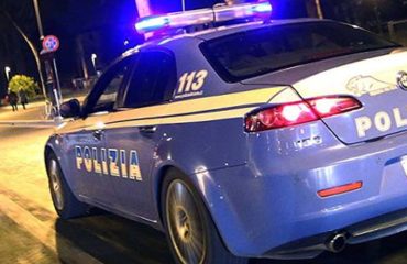 auto della polizia di notte