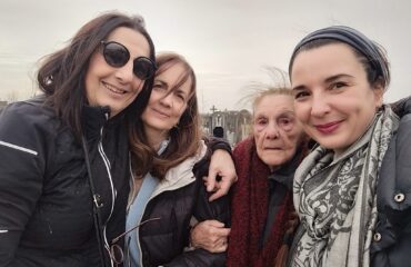 Francesca Piu con la nonna, la mamma e la zia in Francia